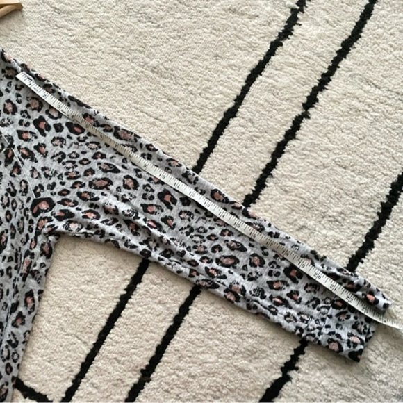 SUNDRY Gray Champagne Crop Pullover Leopard Animal Print Graphic Top - Picture 10 of 12